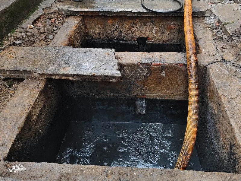 秦虹清理化粪池